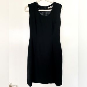 Weinberg black fitted dress with scoop neck and back zipper/ back slit